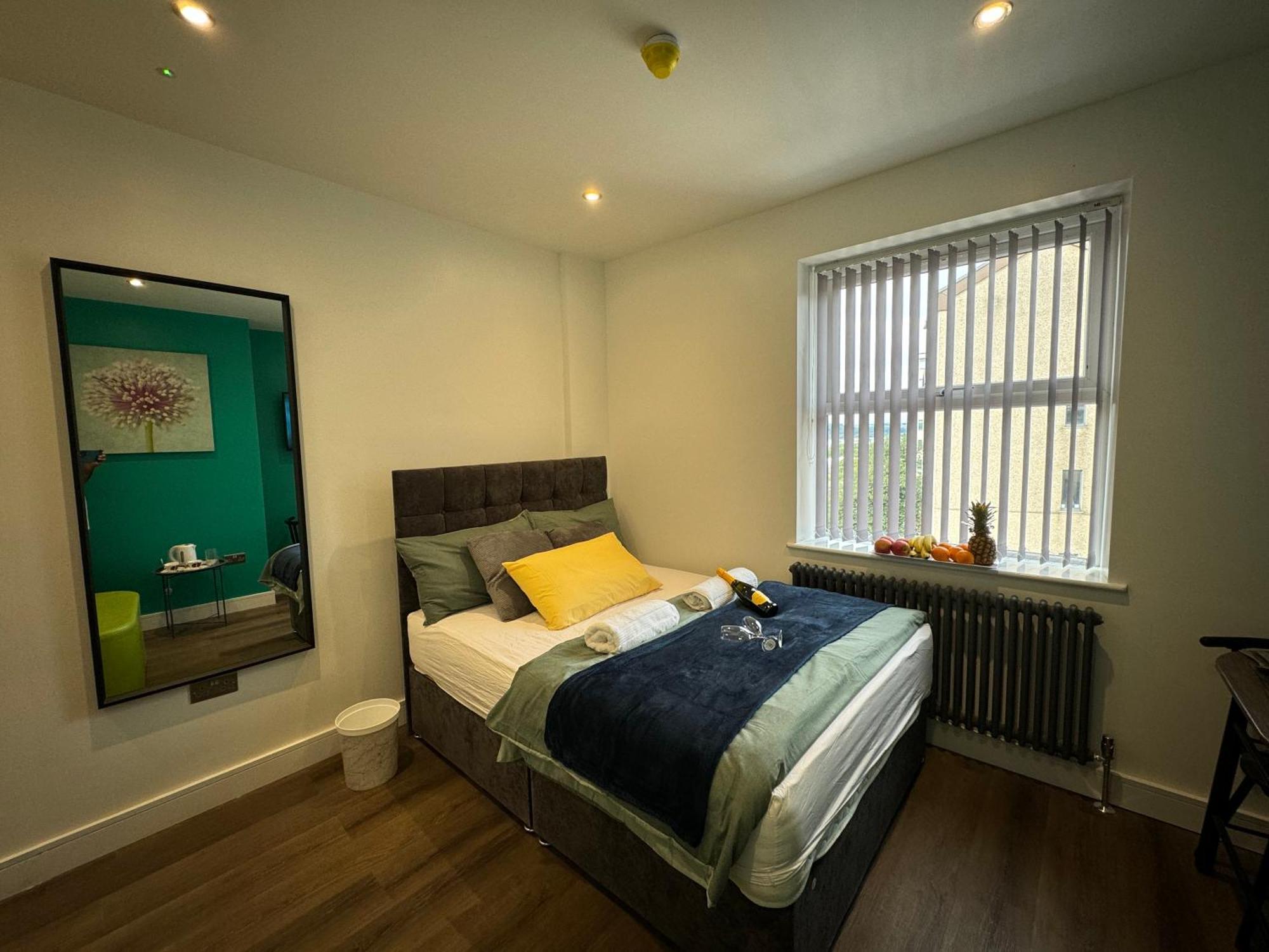 Southgate Luxury Apartments Elland Екстериор снимка