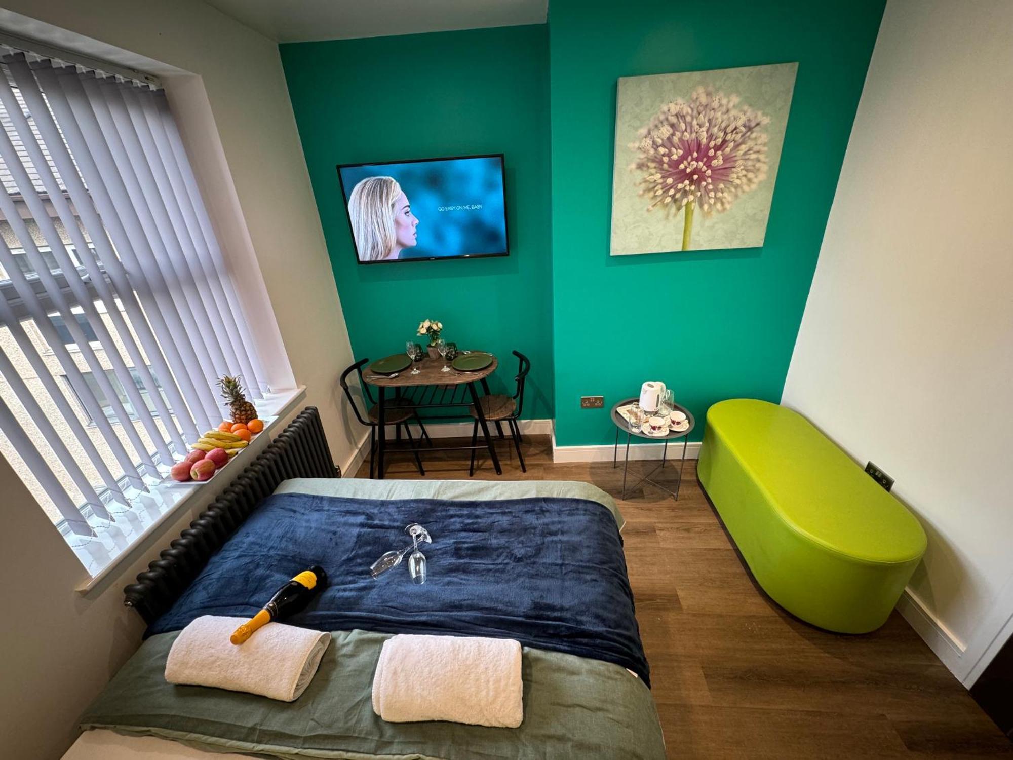 Southgate Luxury Apartments Elland Екстериор снимка