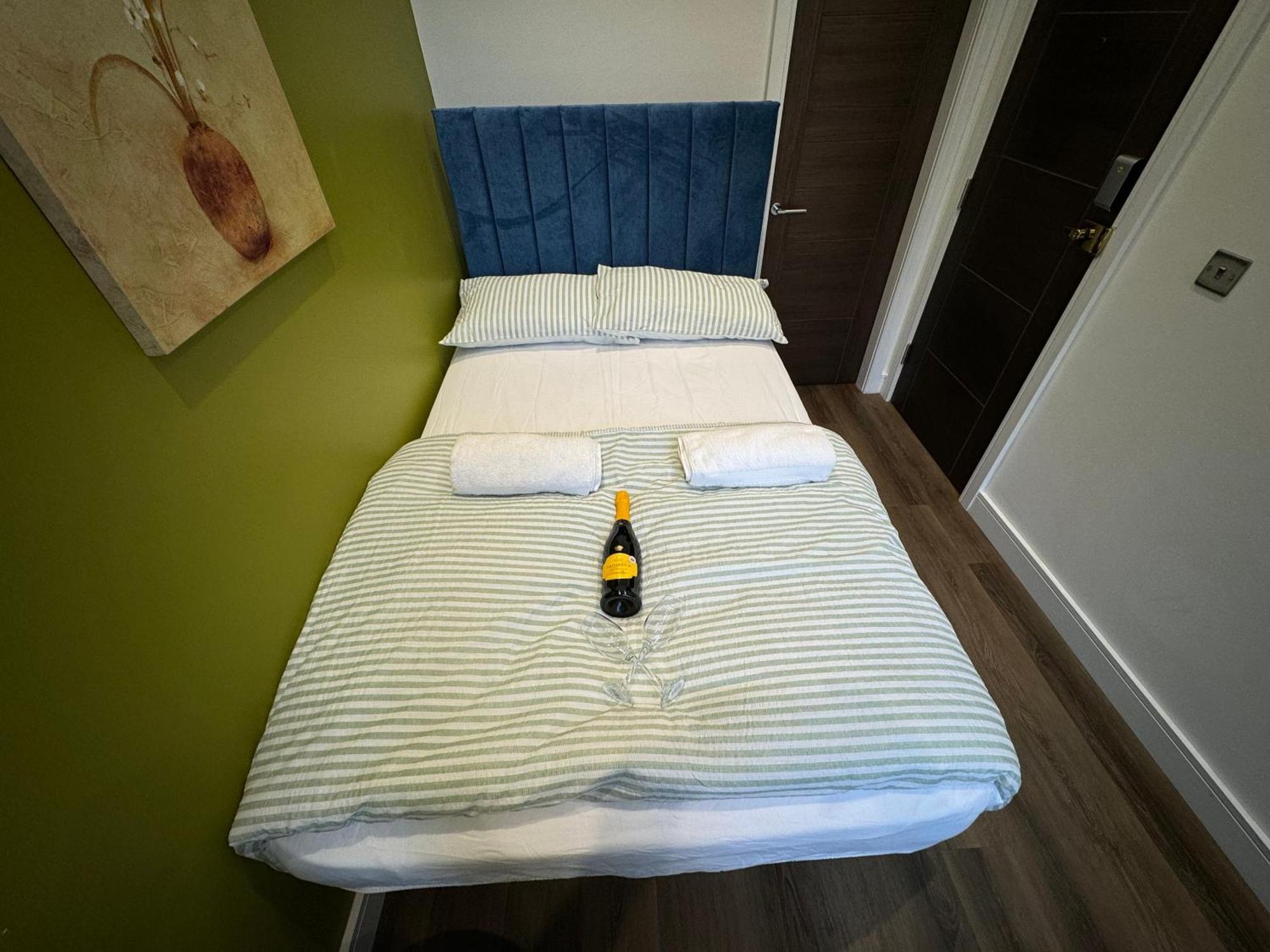 Southgate Luxury Apartments Elland Екстериор снимка