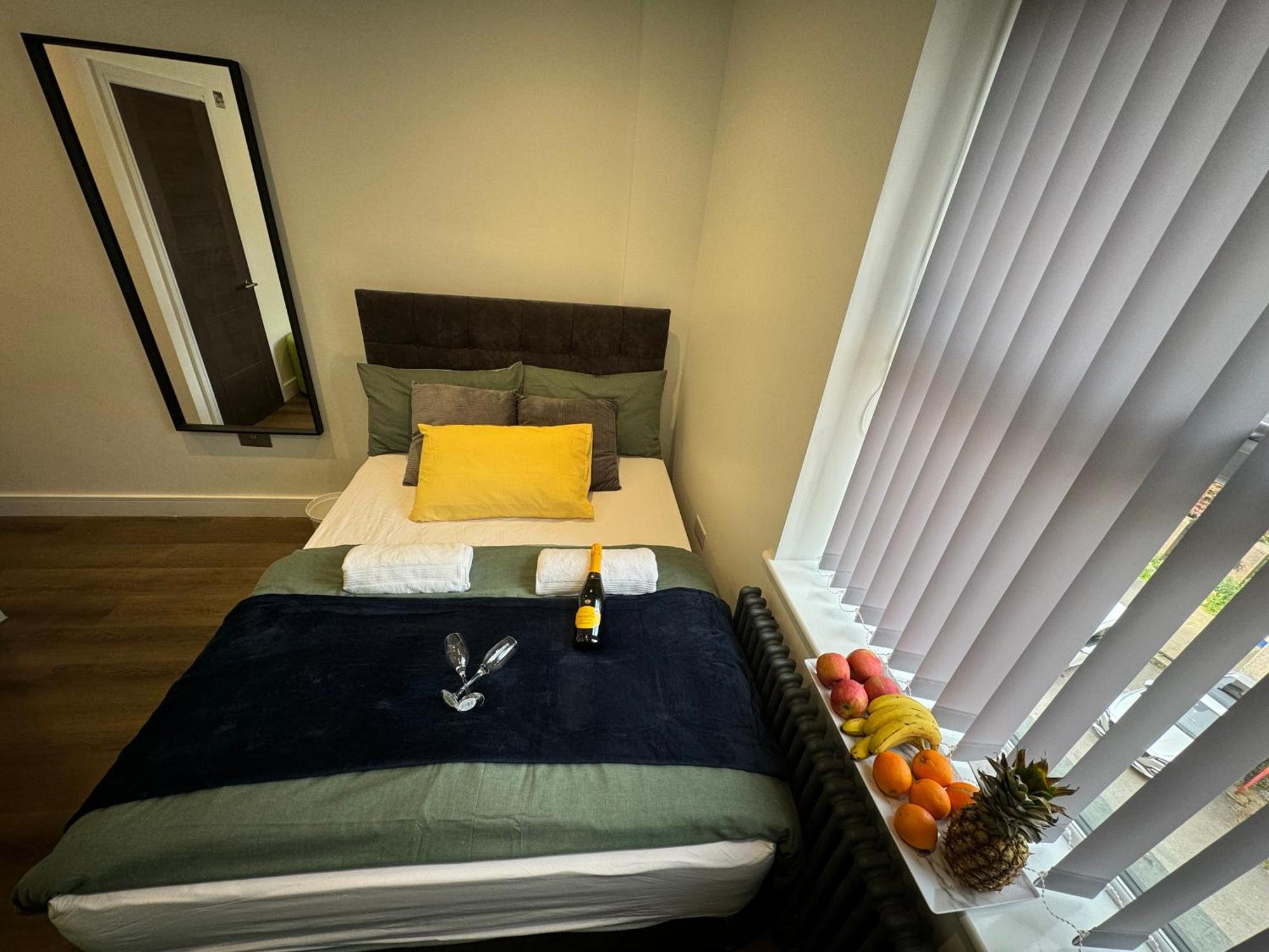 Southgate Luxury Apartments Elland Екстериор снимка