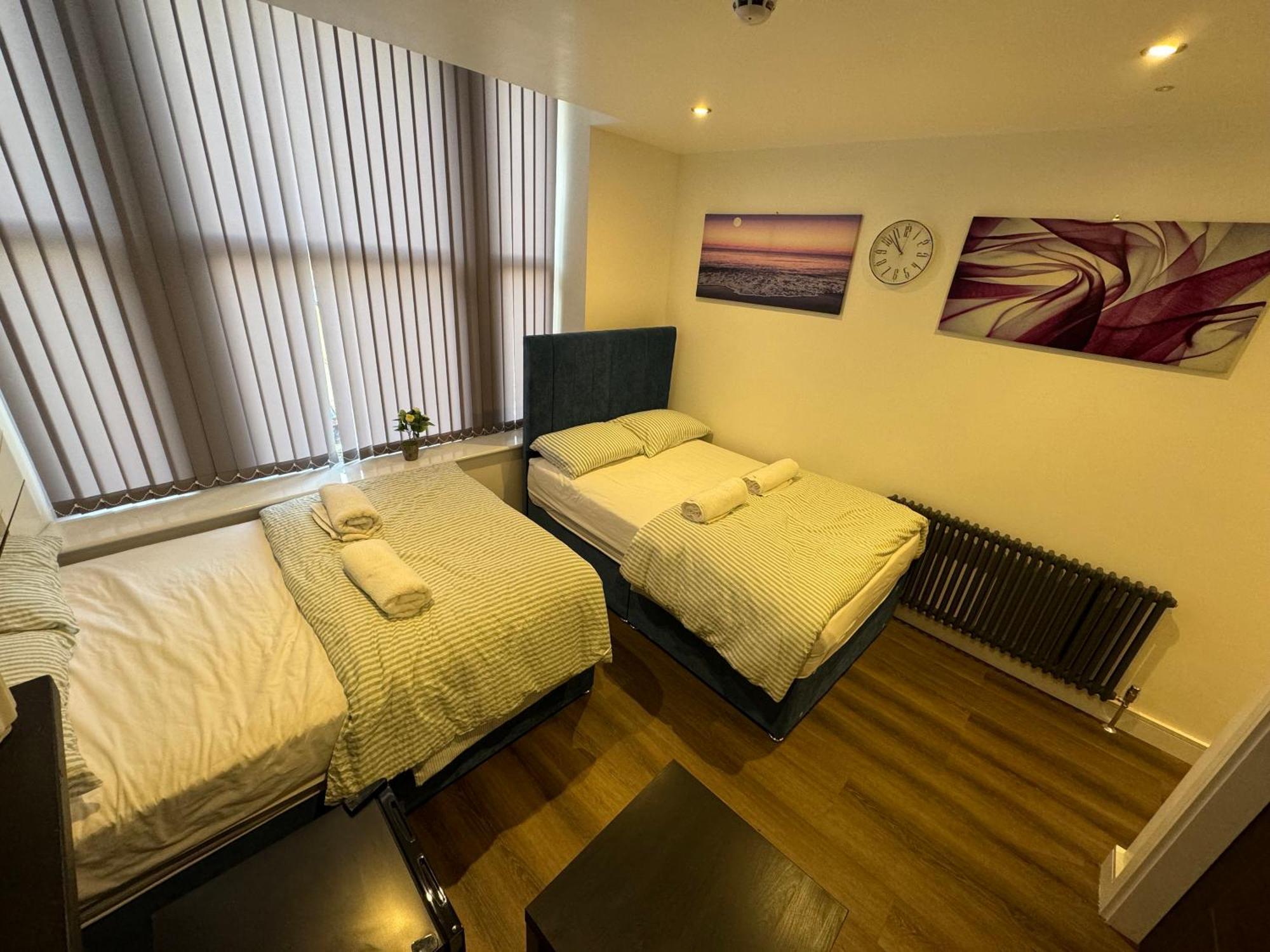 Southgate Luxury Apartments Elland Екстериор снимка